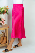 Cargar imagen en el visor de la galería, Falda midi de corte A tejida de cintura alta (rosa intenso/negro)
