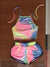 Cargar imagen en el visor de la galería, Conjunto de pantalones cortos y top corto con cuello halter degradado Tie Dye