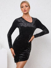 Cargar imagen en el visor de la galería, Velvet Black Scoop Neck Long Sleeve Asymmetrical Bodycon Mini Dress