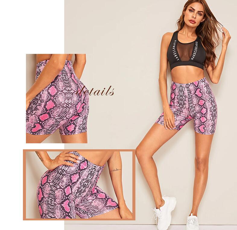 Shorts moteros con estampado de piel de serpiente