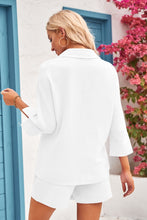 Cargar imagen en el visor de la galería, Conjunto de dos piezas de camisa texturizada de manga 3/4 y pantalones cortos de cintura elástica con bolsillos