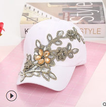 Cargar imagen en el visor de la galería, Gorra de béisbol de señora Snapback de mezclilla con flores y bordado de diamantes