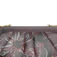 Cargar imagen en el visor de la galería, Relieve floral: Flores de cerezo pictóricas 01-04 Bolso de mano cruzado con marco suave de cuero plisado de diseñador 