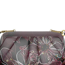 Cargar imagen en el visor de la galería, Relieve floral: Flores de cerezo pictóricas 01-04 Bolso de mano cruzado con marco suave de cuero plisado de diseñador 