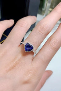 Anillo de moissanita de 2 quilates con piedra lateral en forma de corazón