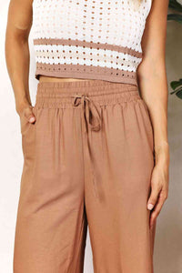Pantalones anchos de cintura alta con cordón elástico y fruncido (Camel/Negro)