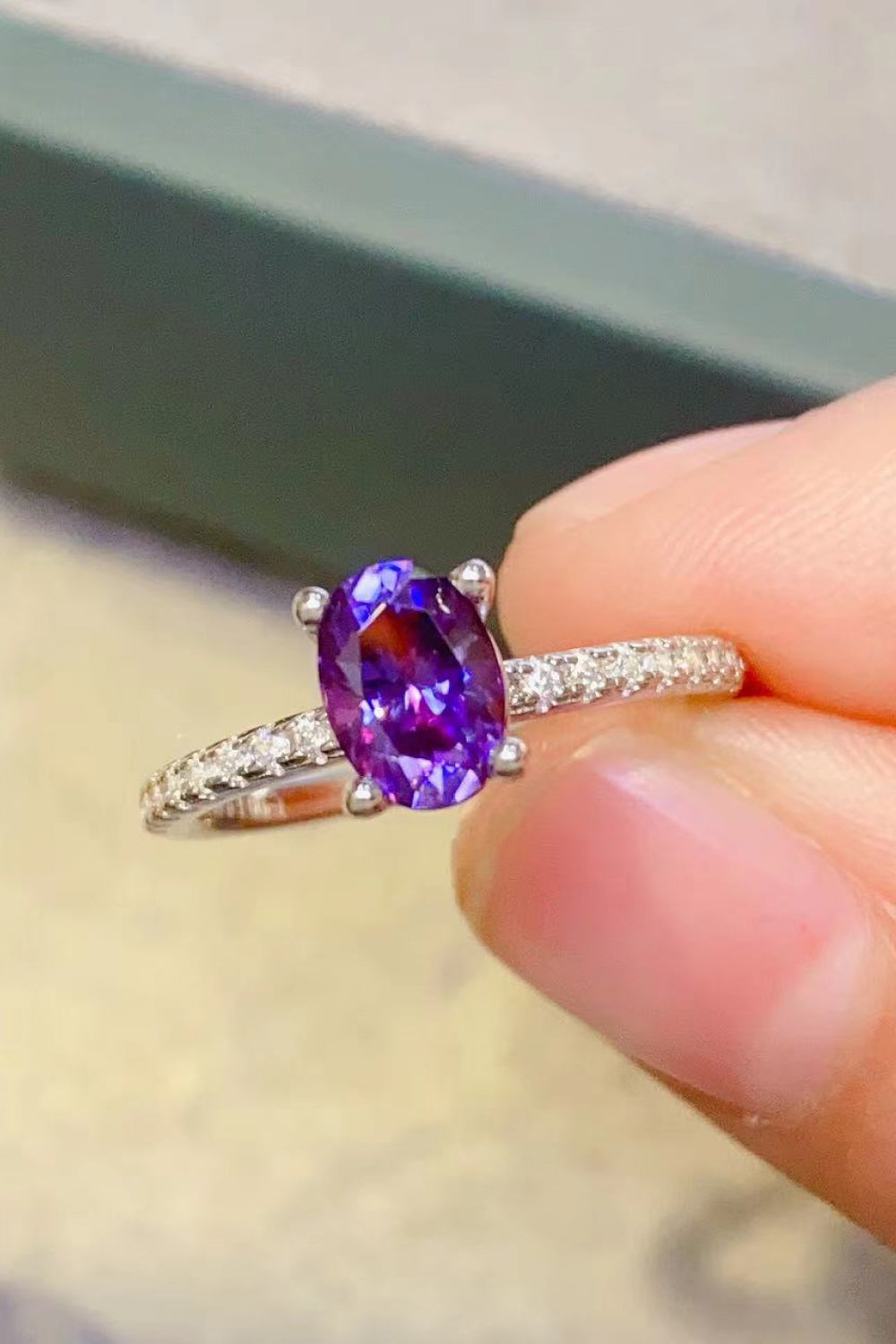 Anillo de 4 puntas de moissanita morado de 1 quilate