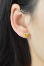 Cargar imagen en el visor de la galería, Pendientes chapados en platino con moissanita en forma de corazón amarillo de 2 quilates