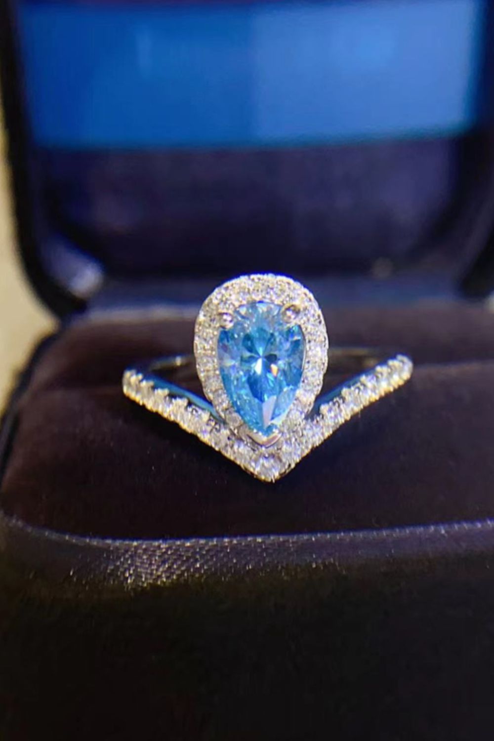 Anillo con forma de pera y corazón de moissanita de 1 quilate