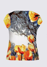 Cargar imagen en el visor de la galería, Estampados florales: Tulip Daydream 01 Camiseta drapeada de la diseñadora Julie 