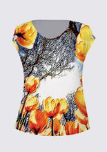 Cargar imagen en el visor de la galería, Estampados florales: Tulip Daydream 01 Camiseta drapeada de la diseñadora Julie 