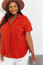 Cargar imagen en el visor de la galería, Blusa con botones de manga corta de algodón de gasa roja naranja