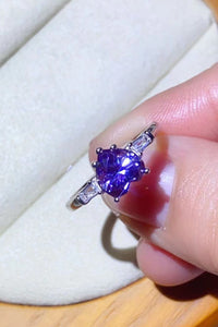 Anillo chapado en platino con moissanita de 1 quilate en forma de corazón en color morado